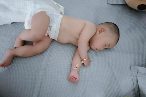 安宁三个月宝宝抬头不稳